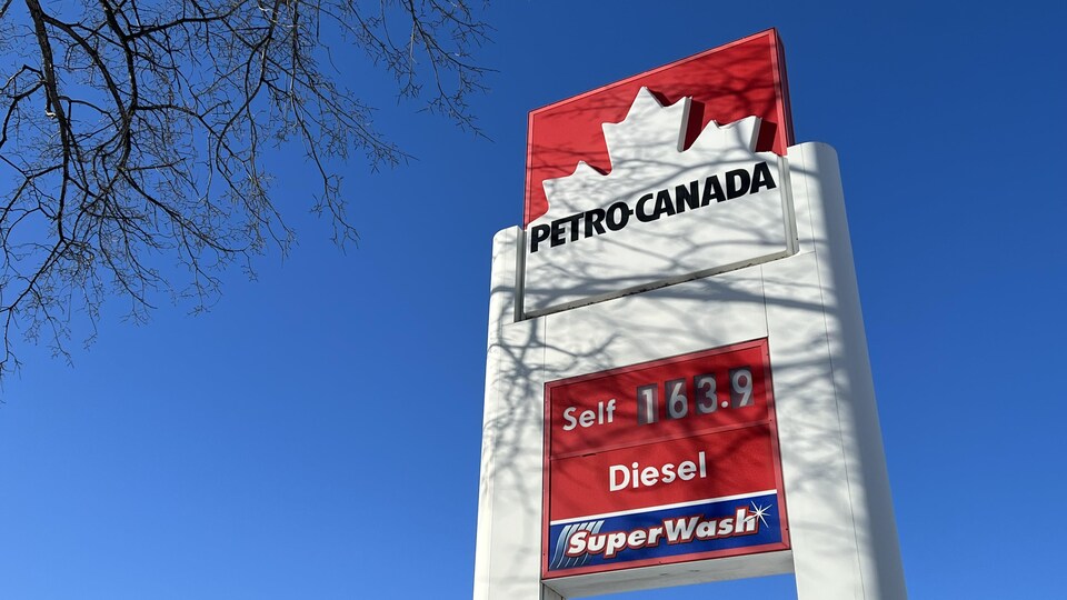Une station-service Petro-Canada.