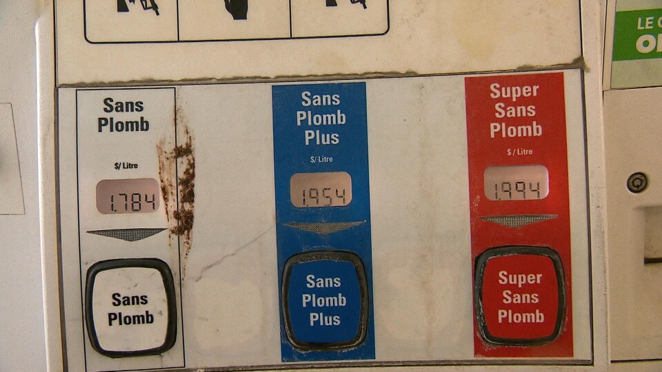 Les prix indiqués à cette pompe à essence de Rimouski indiquent des prix au-delà de 1,78.4 $ le litre.