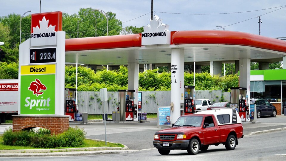 Une station-service affiche 2,23 $ pour un litre d'essence.