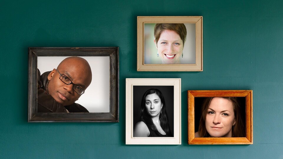 Les photos des finalistes sont présentées dans des cadres accrochés sur un mur turquoise.