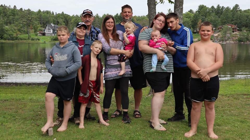 Melinda Hervieux entourée de sa famille.