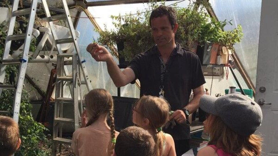 Des élèves reçoivent des cours d'éducation écologique.