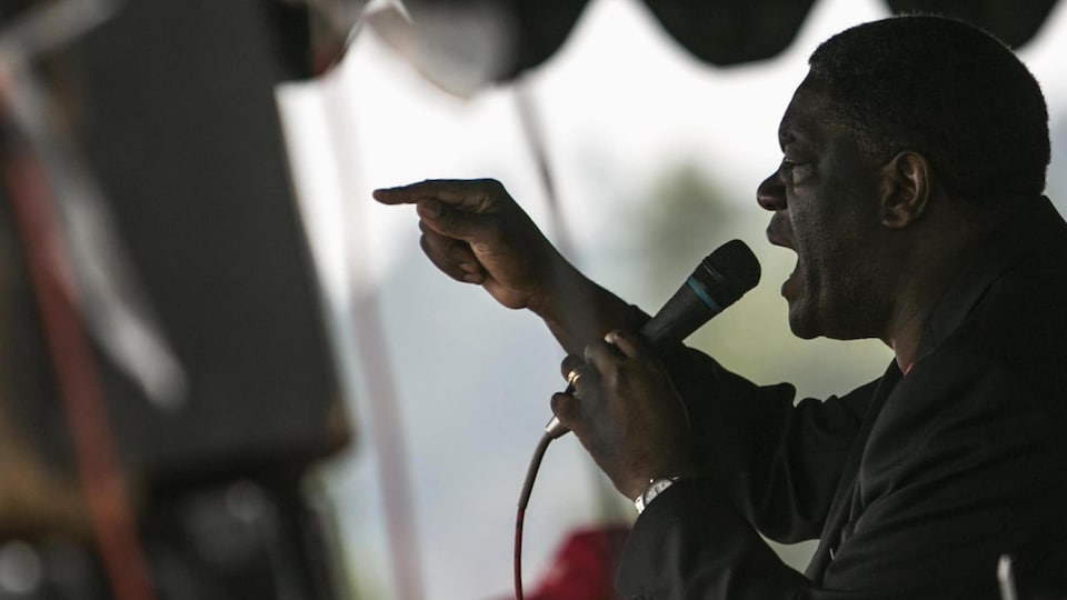 Denis Mukwege vu de profil, micro à la main, en plein discours