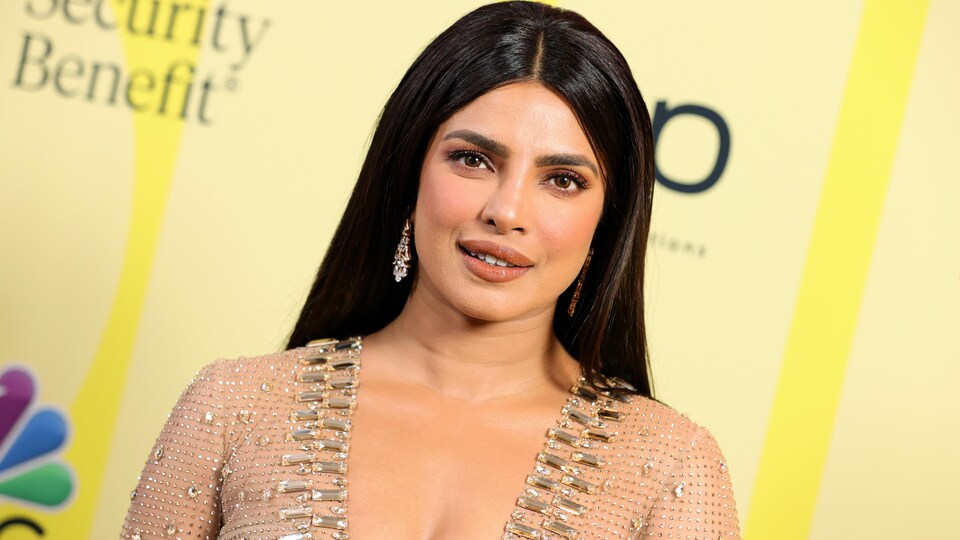 Une femme pose pour les photographes lors des Billboard Music Awards