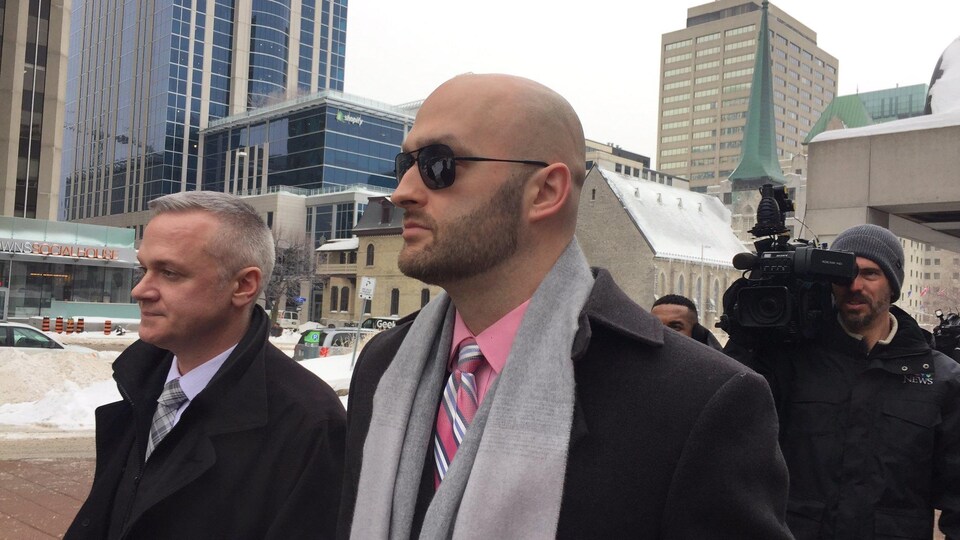 L'agent Daniel Montsion à l'extérieur du palais de justice d'Ottawa.