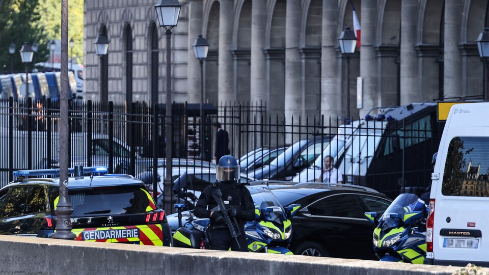 Le palais de justice entouré de policiers.