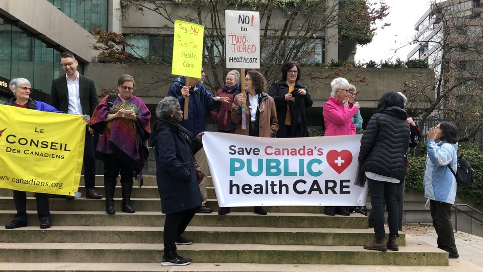 Des manifestants se rassemblemt devant la Cour suprême de la Colombie-Britannique pour protester contre le possible changement du système de santé public.