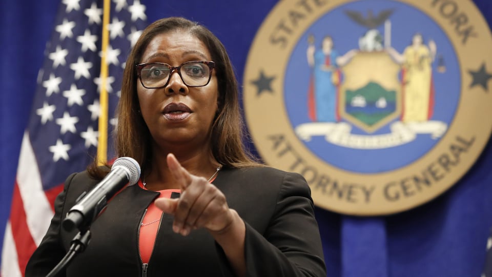 Letitia James pointe du doigt.