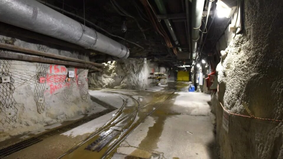 L'intérieur de la mine d'uranium de Cigar Lake, avec de gros tuyaux au plafond.