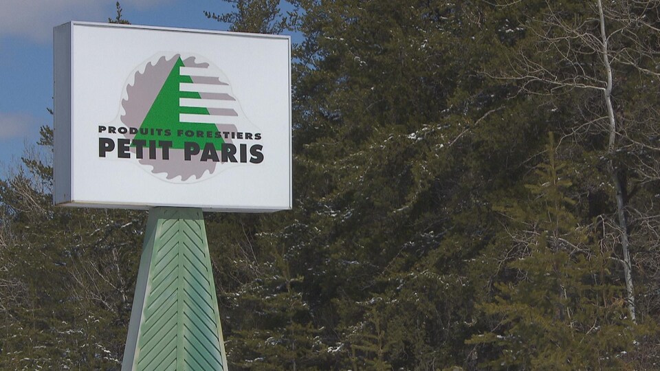 La pancarte indiquant les installations de Produits forestiers Petit-Paris.