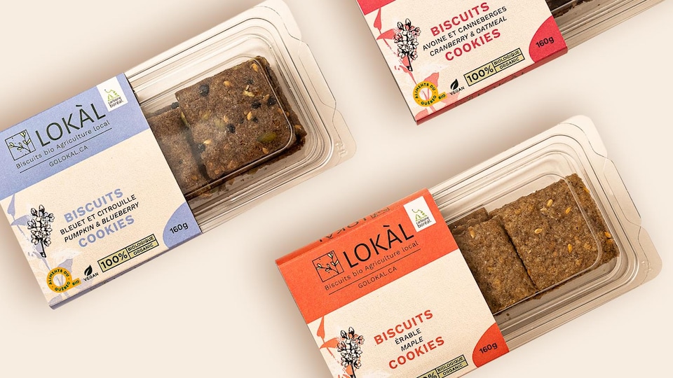 Trois boîtes de biscuits disposées une à côté de l'autre sur une surface blanche.