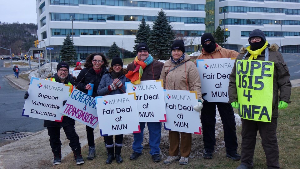 Des piqueteurs devant l'Université Memorial.