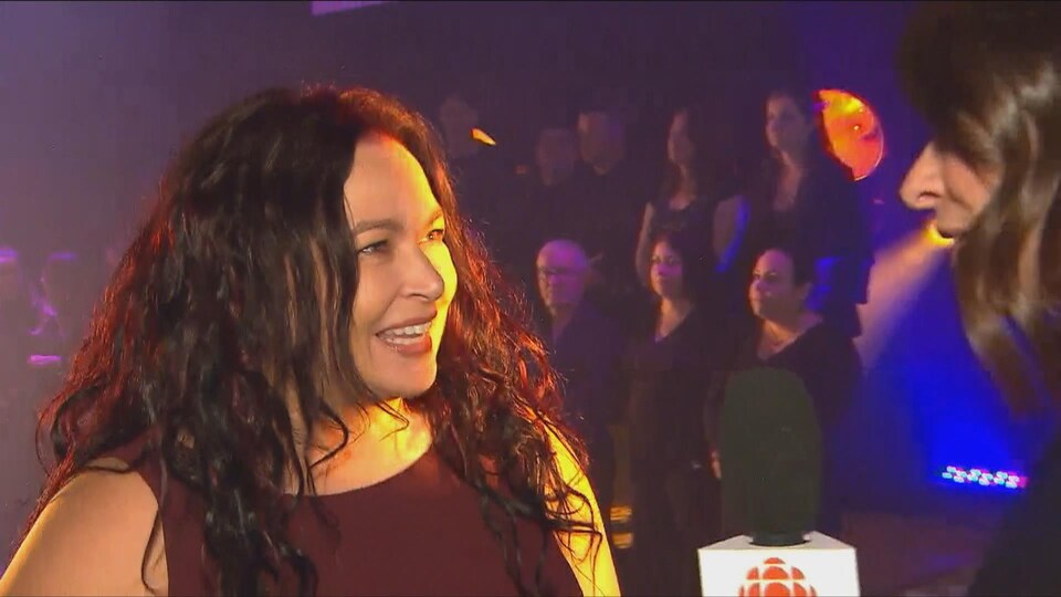 La directrice de la programmation et du marketing de Diffusion Saguenay, Claudine Bourdages, accorde une entrevue à une équipe de Radio-Canada. 
