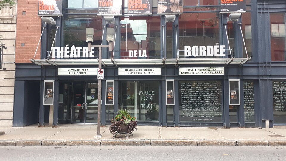 La devanture du théâtre de la Bordée. 