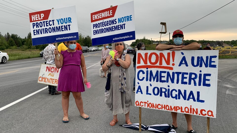 Des manifestants avec des pancartes.