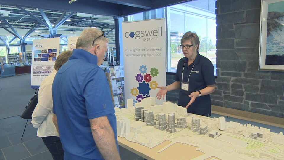 Une maquette du district Cogswell est présentée au public le 14 septembre à la bibliothèque Keshen Goodman, à Halifax.