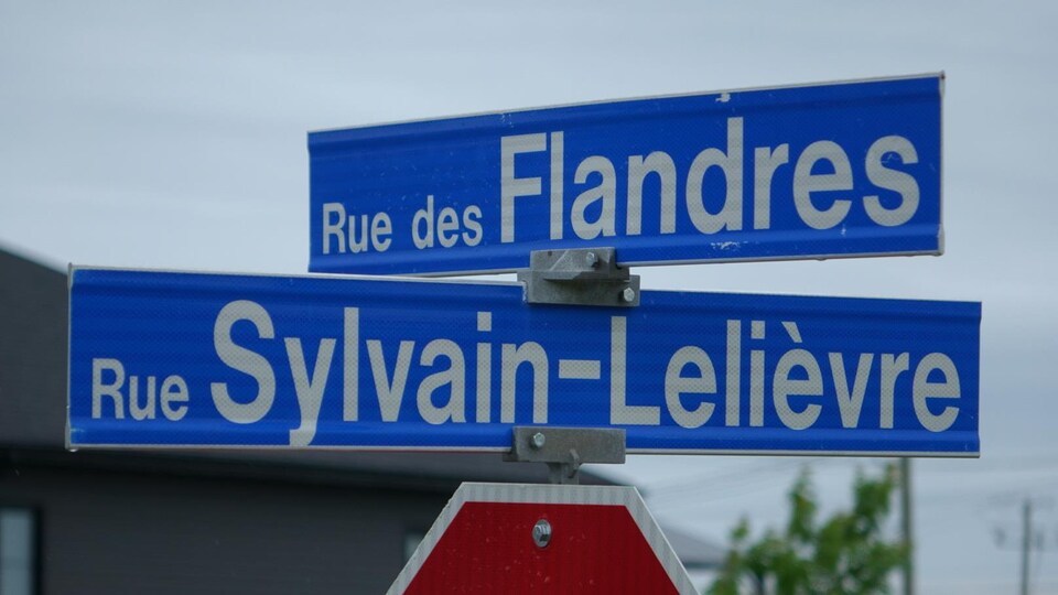 Une signalisation indique l'intersection de la rue des Flandres et de la rue Sylvain-Lelièvre.