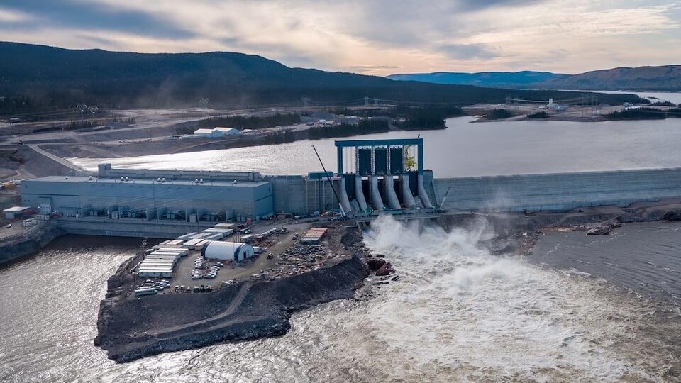 Un barrage hydroélectrique sur un fleuve.