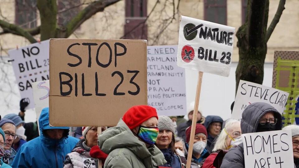 Des manifestants contre le projet de loi 23.