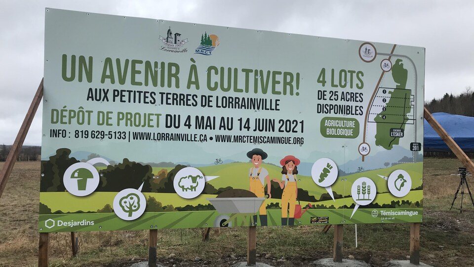 Une affiche indique le projet de petites terres de Lorrainville.