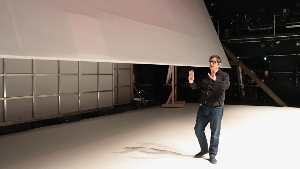 Robert Lepage devant son décor. 