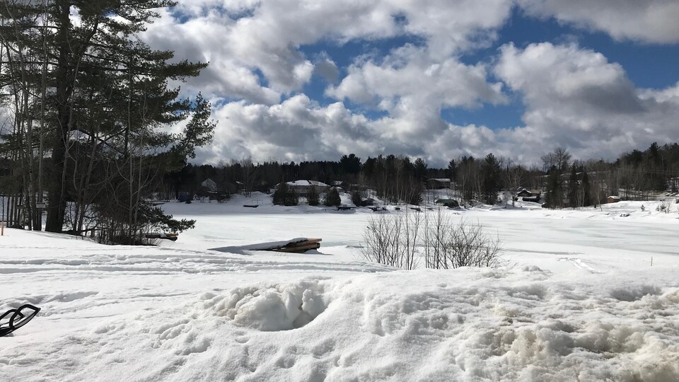 Un lac gelé en hiver.