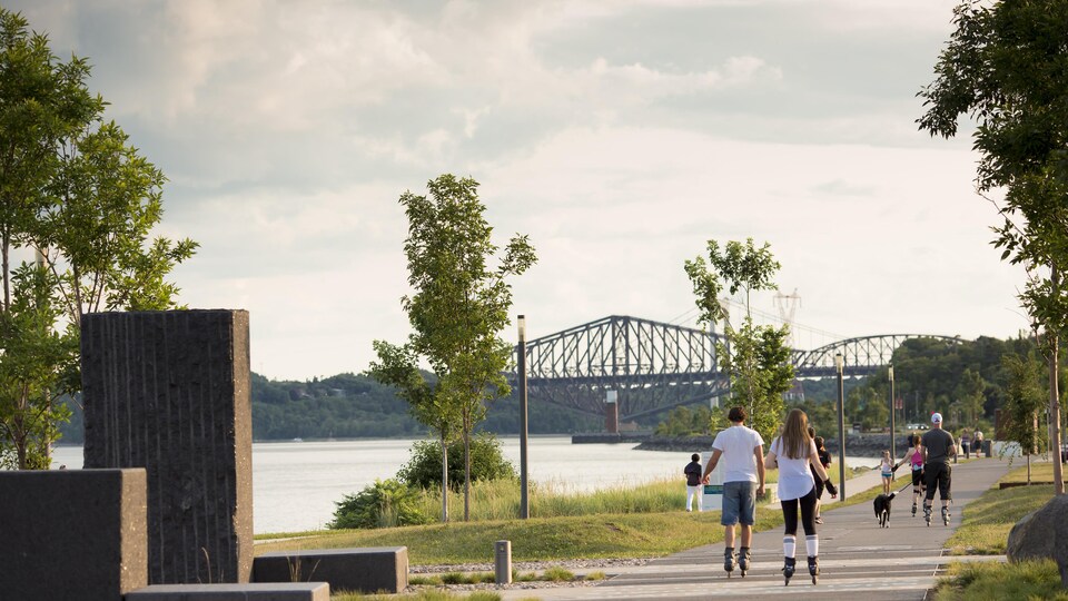 Des citoyens circulent en patins à roues alignées sur la promenade Samuel-De Champlain