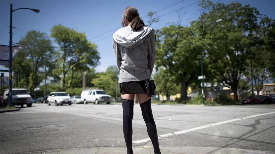 Une jeune prostituée dans une rue.