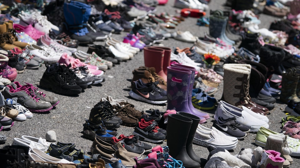 Des souliers ont été déposés sur une rue de Kahnawake en hommage aux 215 victimes de Kamloops.