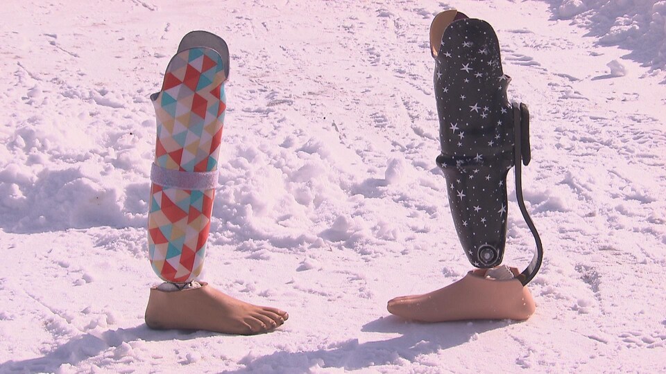 Des prothèses colorées de jambe droite sur la neige.