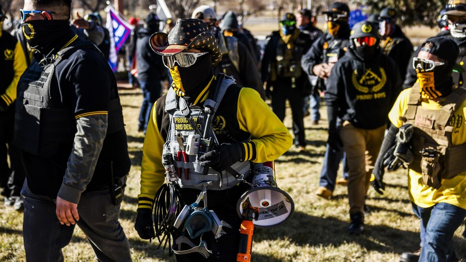 Des membres du groupe des Proud Boys, certains vêtus d'équipement militaire, manifestent leur soutien à l'ex-président Donald Trump.