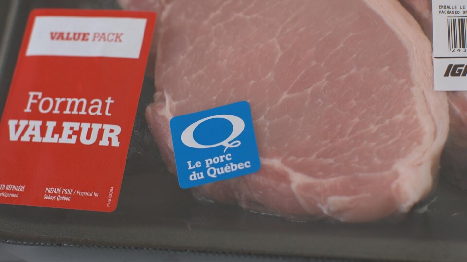 Une côtelette de porc dans un emballage avec étiquette porc du Québec