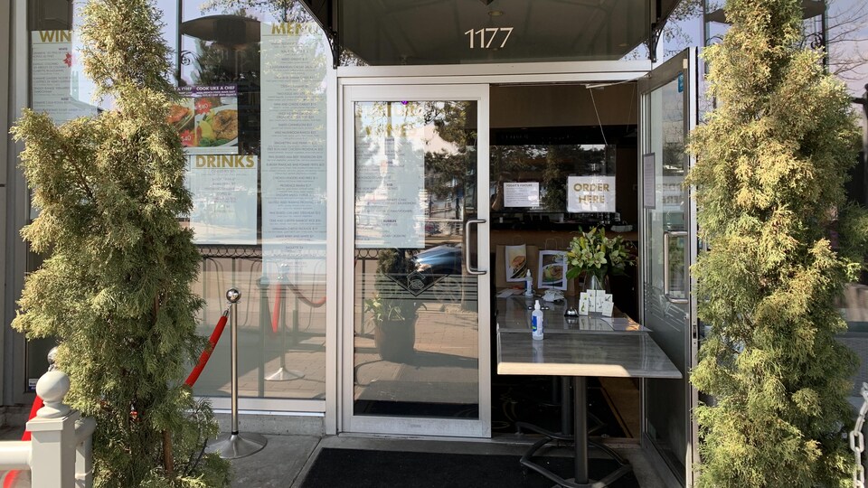 L'entrée du restaurant bloquée par une table.