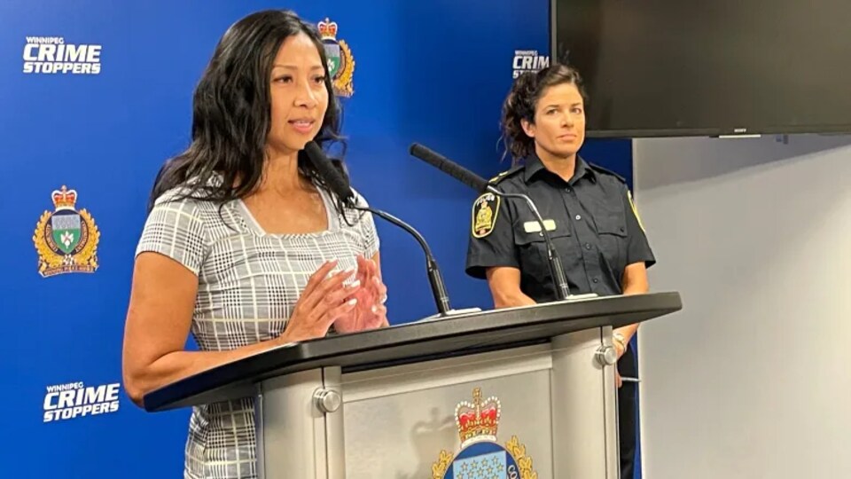 La sergente de la police de Winnipeg, Maria Koniuk, répond aux questions des journalistes au quartier général de la police. 