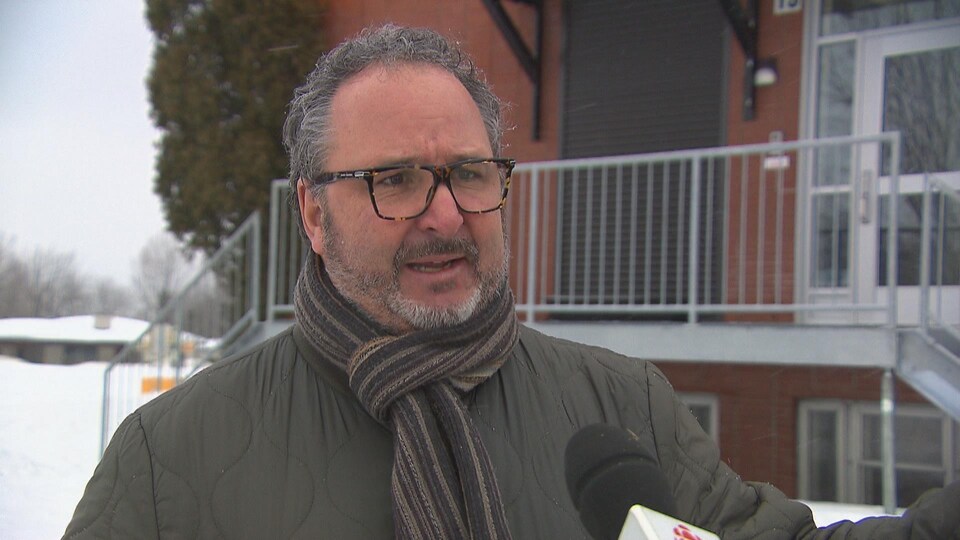 Le psychologue Louis Legault répond aux questions d'un journaliste de Radio-Canada.