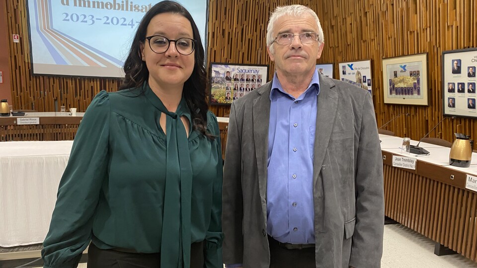 Julie Dufour et Michel Potvin posent à la salle du conseil de Saguenay.