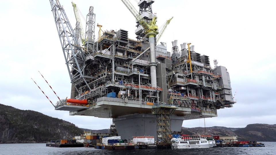 La plateforme pétrolière Habron flotte dans la baie Trinity.