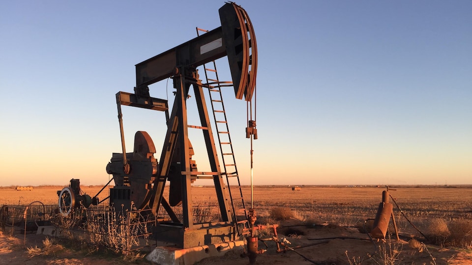 Un puits de pétrole.