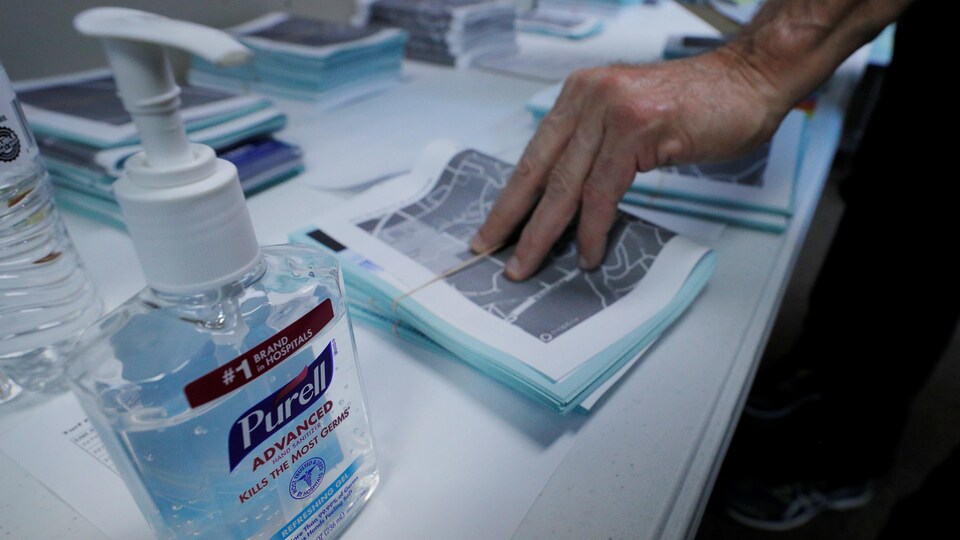 Une bouteille de désinfectant Purell.