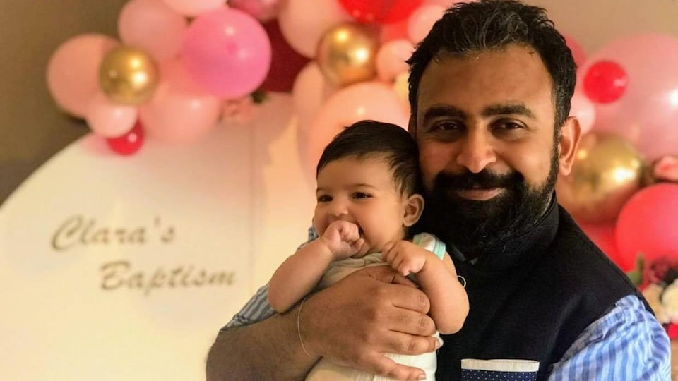 Jitarth Jadeja tient son bébé dans ses bras.