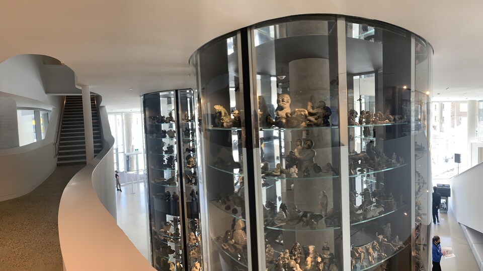 Des oeuvres d'arts à l'intérieur de la galerie du centre Qaumajuq.