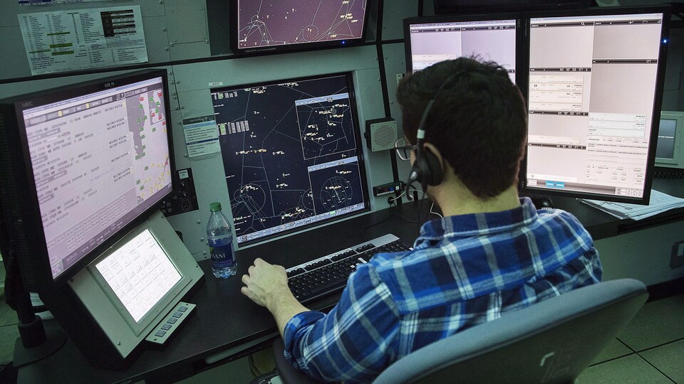 Un contrôleur aérien surveille le ciel au bureau de NAV Canada à Montréal, le 2 mars 2018.