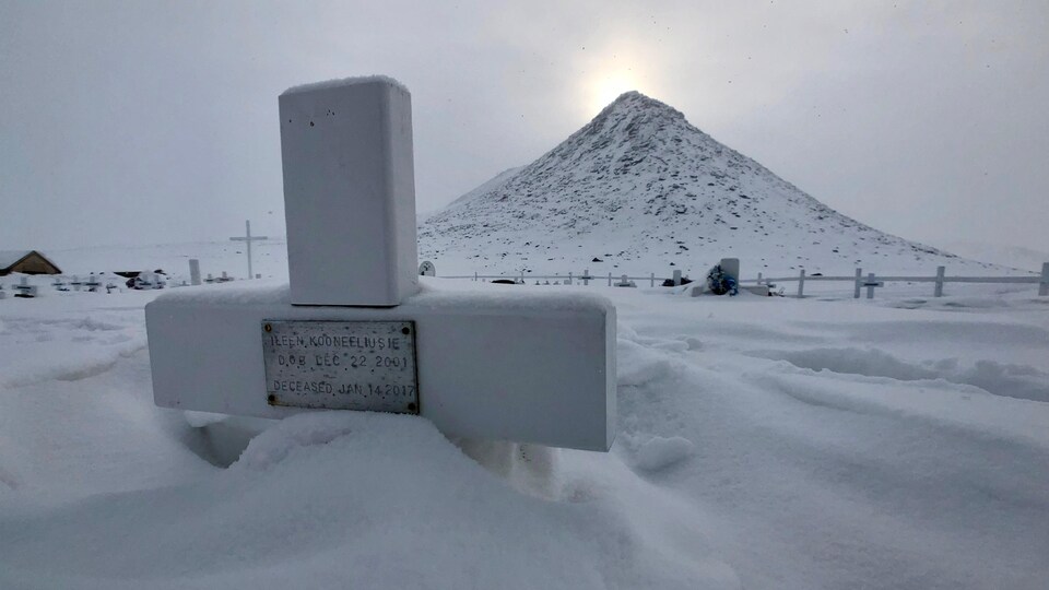 Une croix montre l'endroit où est enterré Ileen Kooneeliusie dans le cimetière de Qikiqtarjuaq, au Nunavut,