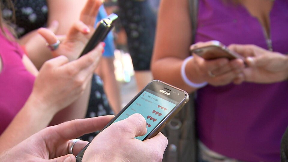 Des personnes utilisent leurs cellulaires pour consulter les applications de rencontres.