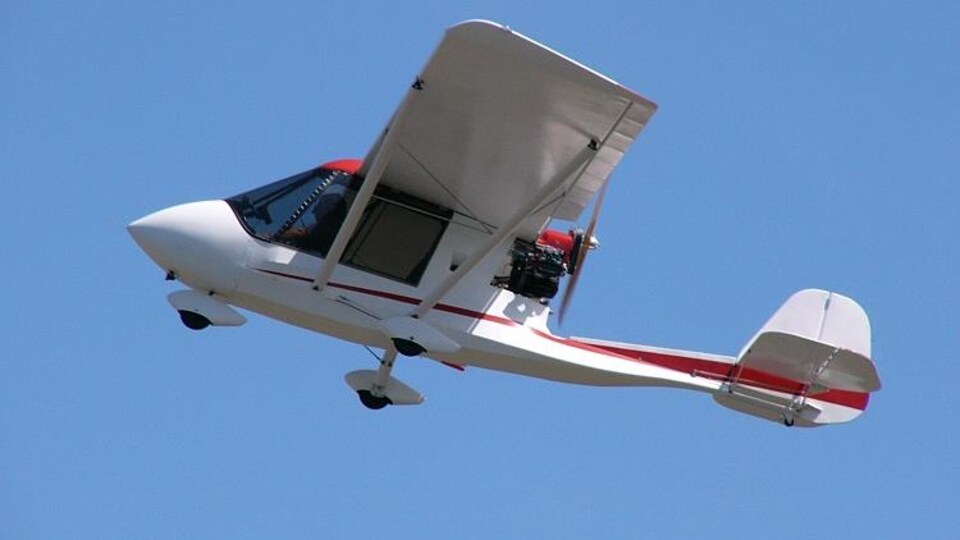 Un petit avion dans les airs.