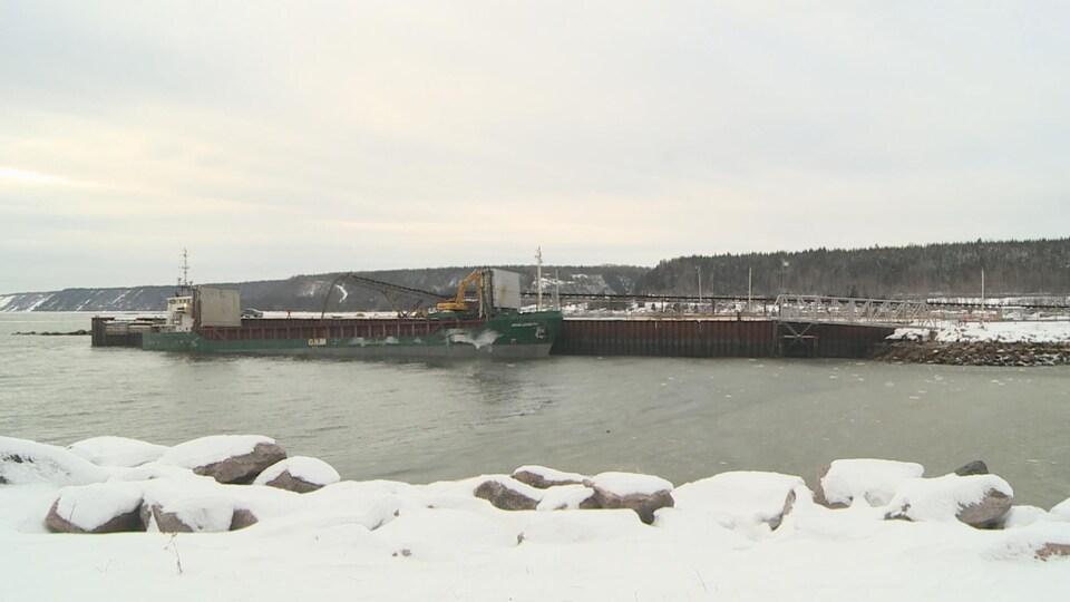 Une vue du quai de Forestville où un bateau est amarré.