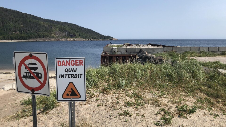 Une pancarte écrit «Danger, quai interdit» planté devant le quai en décrépitude.
