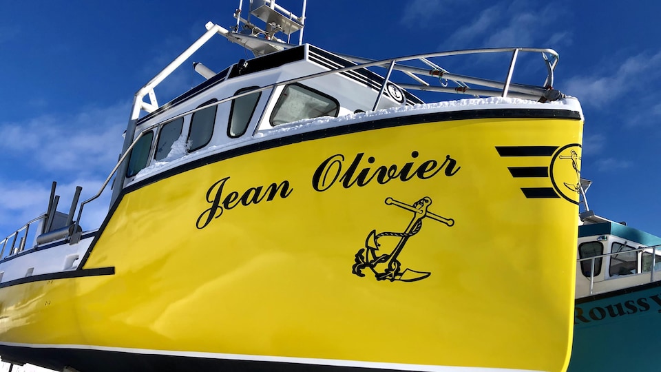 Un bateau de pêche au homard, le Jean Olivier, remisé, hors de l'eau, pour l'hiver.