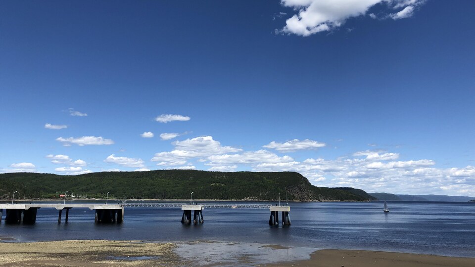 Le quai qui accueille habituellement des bateaux de croisières à La Baie est complètement vide.