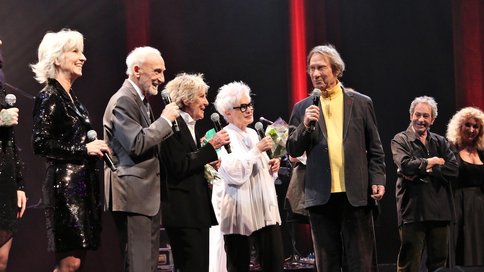 Judi Richards, Yvon Deschamps, Clémence DesRochers, Louise Latraverse, Jean-Pierre Ferland, Claude Gauthier et Marie Michèle Desrosiers, sur scène. 